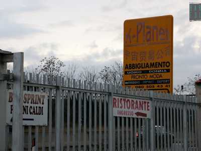 Subito sulla destra si trova un cartello che indica l�area di commercio �X-Planet�, con sotto una serie di caratteri cinesi